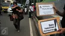 Sejumlah aktivis dari Komunitas Pejalan Kaki melakukan aksi damai dengan membawa spanduk di samping Stasiun Palmerah, Jakarta, Jum'at (22/4). Dalam aksinya mereka menuntut kembalikan Trotoar untuk pejalan kaki. (Liputan6.com/JohanTallo)