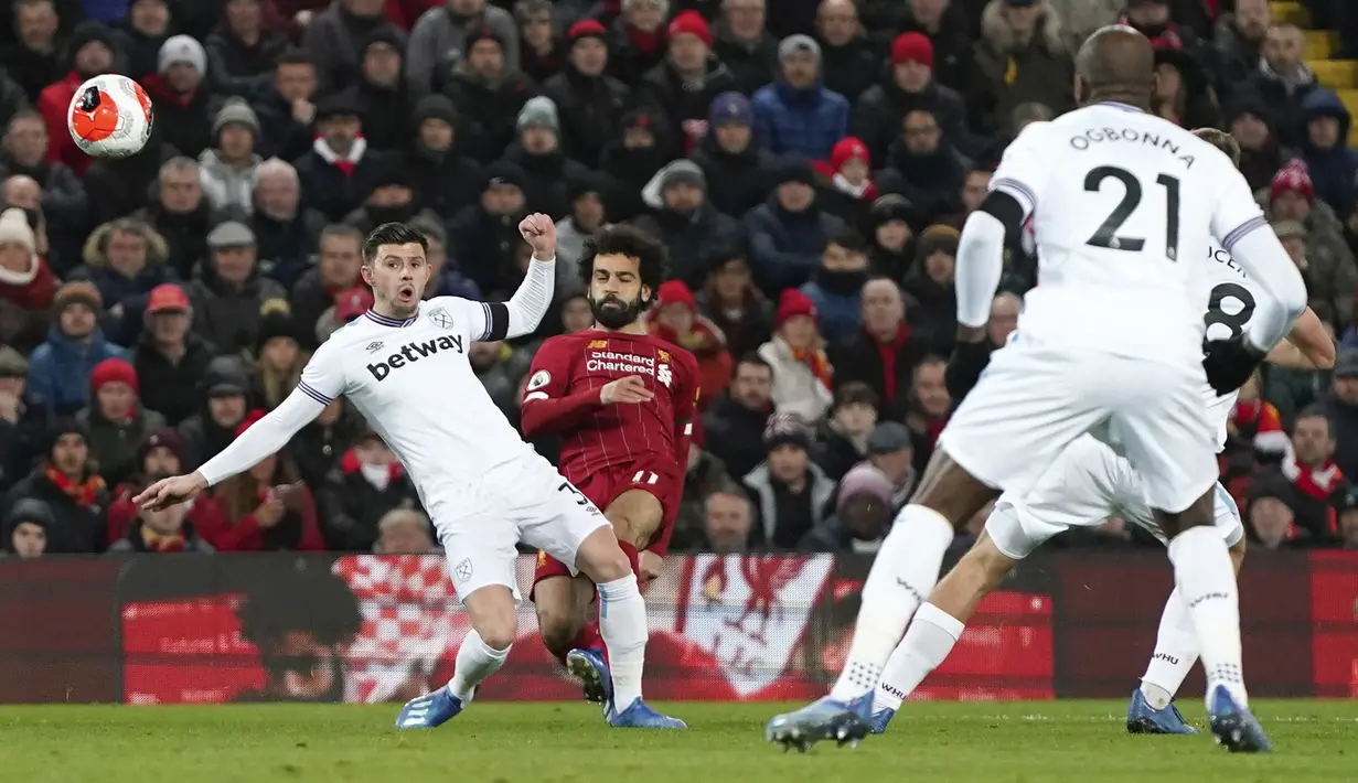 Penyerang Liverpool, Mohamed Salah, melepaskan tendangan saat melawan West Ham United pada laga Premier League di Stadion Anfield, Inggris, Selasa (25/2/2020). Liverpool menang dengan skor 3-2. (AP/Jon Super)