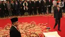 Presiden Joko Widodo atau Jokowi (kanan) berjalan saat melantik komisioner Komisi Kejaksaan RI di Istana Negara, Jakarta, Jumat (1/11/2019). Jokowi melantik sembilan komisioner Komisi Kejaksaan RI periode 2019-2023. (Liputan6.com/Angga Yuniar)