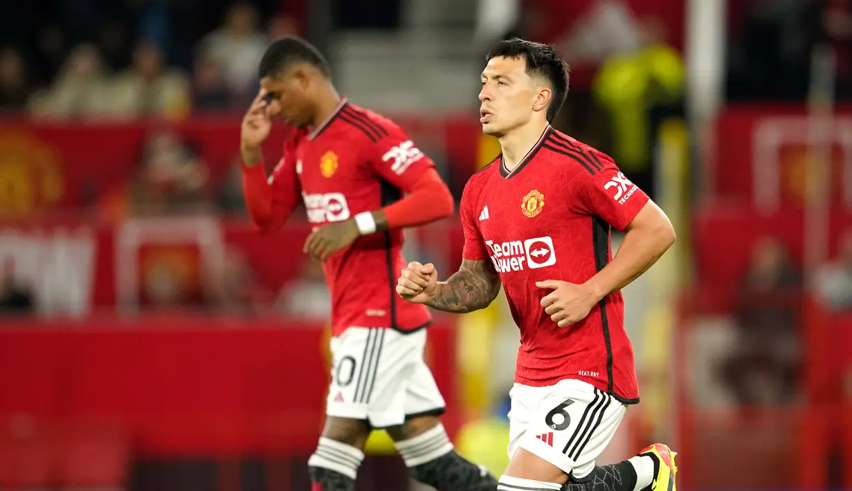 Melakoni laga tunda melawan Newcastle United di stadion Old Trafford, Manchester United berhasil unggul 3-2. (AP Photo/Dave Thompson)