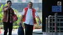 Dirut PT Aquamarin Divindo Inspection Yunus Nafik tiba di KPK, Jakarta, Jumat (8/9). Yunus diperiksa terkait penanganan perkara perdata tentang wanprestasi antara PT EJFS sebagai penggugat dan PT ADI. (Liputan6.com/Helmi Afandi)