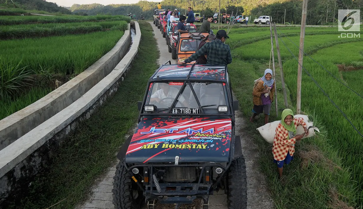 Wisatawan menaiki jip semi-terbuka saat berkeliling di Desa Wisata Kaki Langit Mangunan, Bantul, Yogyakarta (4/5). Jip berkapasitas 4 orang tersebut dibanderol Rp 350 ribu-750 ribu per unit. (Merdeka.com/Arie Basuki)