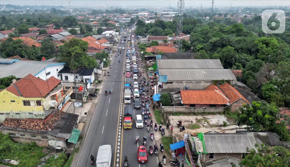 H-3 jelang perayan Lebaran Idul Fitri 1444 H, Jalur Pantura dipadati ribuan para pemudik sepeda motor dan mobil untuk kembali ke kampung halaman. (Liputan6.com/Angga Yuniar)