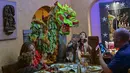Anggota komunitas Tionghoa di Meksiko menampilkan tarian naga tradisional (liong) di sebuah restoran Tiongkok menyambut Tahun Baru Imlek di Mexico City, pada 31 Januari 2022. Tahun Baru Imlek 2022 menandai dimulainya tahun Shio Macan Air. (PEDRO PARDO / AFP)
