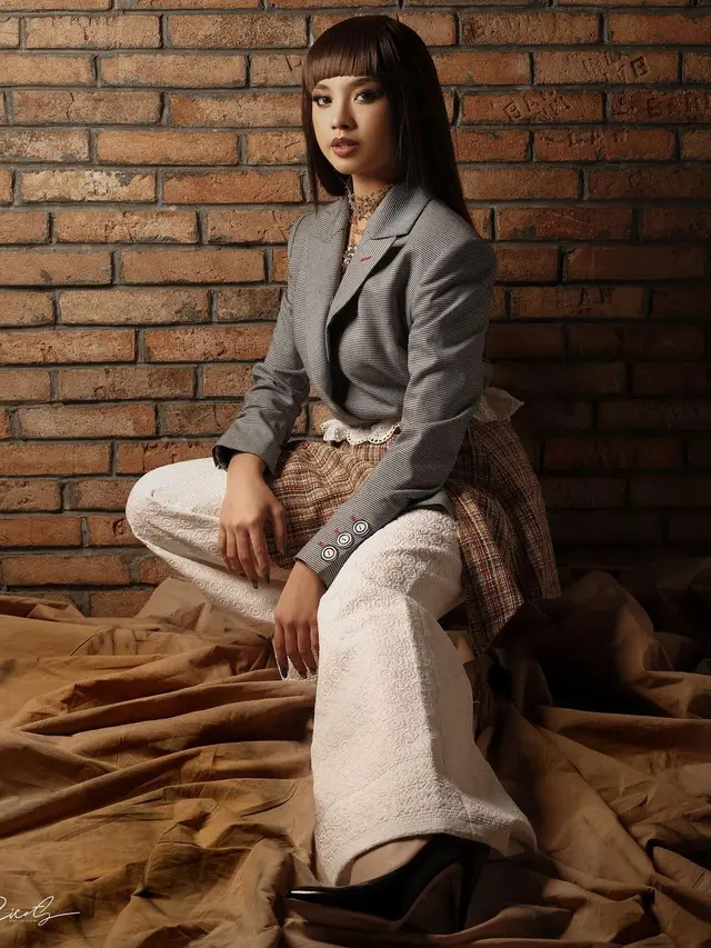 Gaya Pemotretan Lyodra Ginting dengan Poni, Disebut Mirip Lisa Blackpink. (Sumber: Instagram/rico.aprecelino)