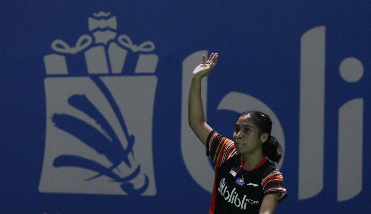 Tunggal putri Indonesia, Gregoria Mariska, berusaha mengembalikan kok saat melawan Pornpawee Chochuwong, pada Blibli Indonesia Open 2019 di Istora Senayan, Jakarta, Selasa (16/7). Gregoria menang 21-10 dan 21-8. (Bola.com/Vitalis Yogi Trisna)