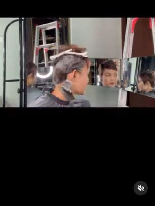 Lagi-lagi Rina Nose hanya mengandalkan kaca untuk bisa melihat apakah cat rambut yang tengah dilakukannya itu sudah rata seperti keinginannya atau belum. (Foto: Instagram/@rinanose16)