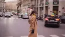 Begini style casual Wendy melawan hawa dingin di Paris. Istri Reza Arap itu memadukan long coat, trousers putih, dan sepatu sneakers. (Instagram/wendywalters).