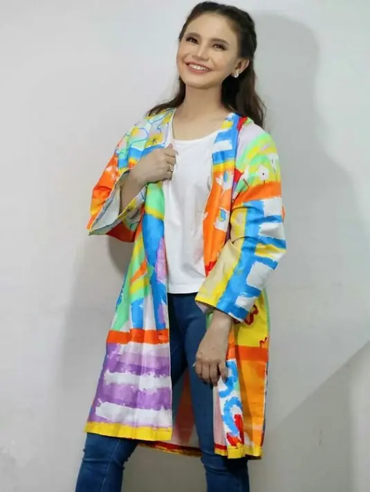 Gaya rossa yang satu ini benar-benar membuatnya terlihat seperti ABG. Kamu juga bisa menggunakan t-shirt putih polos dengan celana skinny jeans dan dipadukan dengan outer warna-warni. (FOTO: Instagram.com/Itsrossa910).