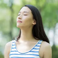 perempuan bersyukur merenung pagi hari/wxin/Shutterstock