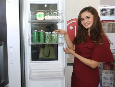 Model berpose disamping Kulkas Premium LG InstaView terbaru saat peluncuran di Jakarta. LG InstaView Door-in-Door G pun menyematkan fitur Hygiene Fresh. Bila Fresh Air Filter fokus bekerja menghilangkan bau-bauan dalam kulkas dengan sistem filtrasi karbon, Hygiene Fresh berbentuk penyaringan berlapis untuk menyingkirkan bakteri yang mungkin bercampur pada bahan makanan. (Liputan6.com)