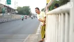 Warga menerobos celah pagar pembatas jalan di depan Stasiun Pasar Minggu, Jakarta, Rabu (16/10/2019). Jauhnya jembatan penyeberangan orang (JPO) membuat warga memanfaatkan celah pagar pembatas tersebut sebagai akses menyeberang, meski berbahaya bagi keselamatan. (Liputan6.com/Immanuel Antonius)