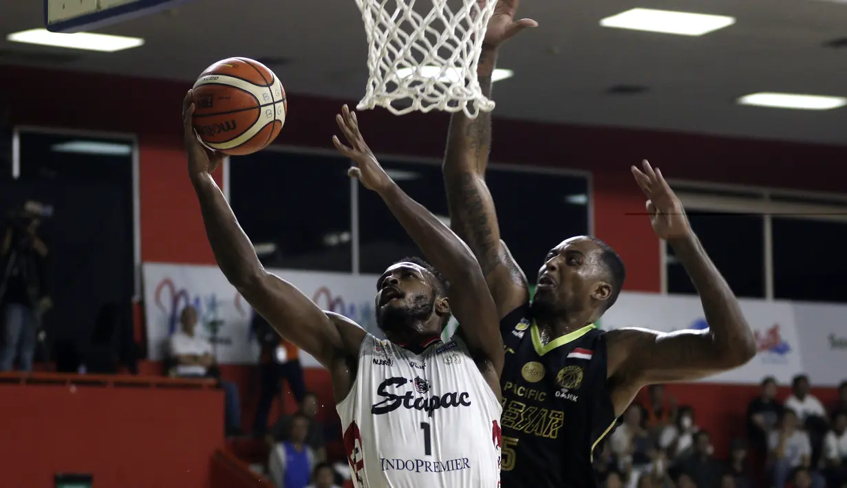 Pemain Stapac Jakarta, Kendal Yancy, berusaha mencetak poin saat menghadapi Pacific Caesar Surabaya pada laga semi final IBL 2019 di GMSB Kuningan, Jakarta, Jumat(8/3). Stapac unggul 87-66 atas Pacific. (Bola.com/Yoppy Renato)