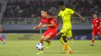Gelandang Timnas Indonesia U-19, Welber Jardim, beraksi saat melawan Malaysia U-19 pada semifinal Piala AFF U-19 2024 di Stadion Gelora Bung Tomo, Surabaya, Sabtu (27/7/2024). (Bola.com/Aditya Wany)