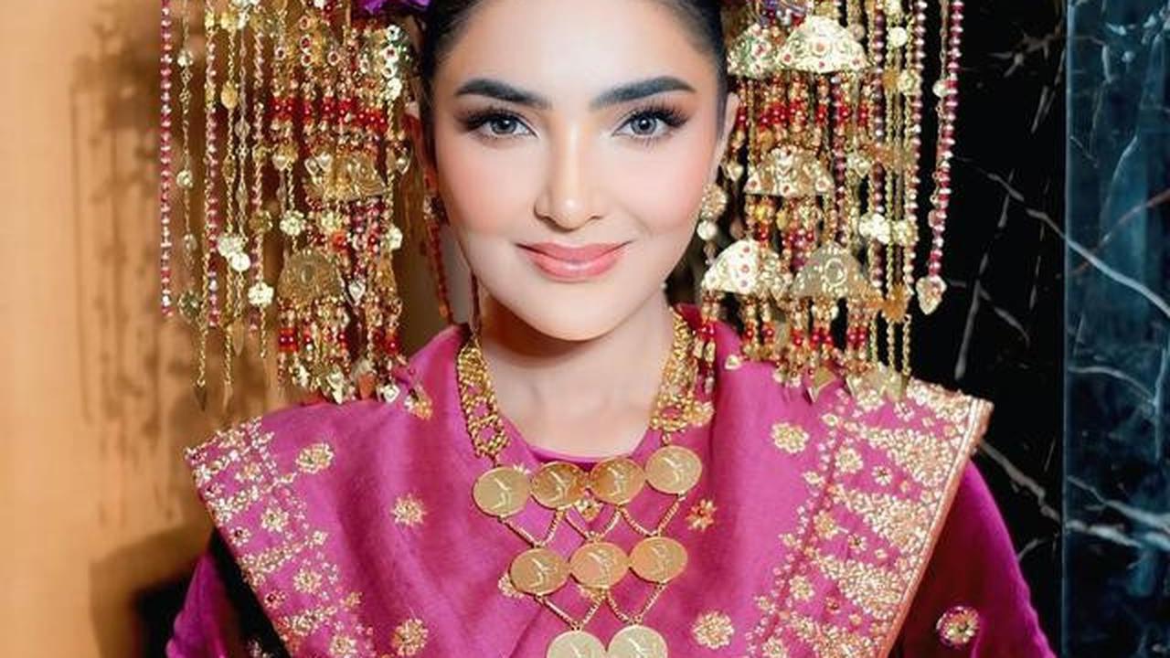 9 Potret Ashanty Pakai Baju Adat Palembang dengan Detail Mewah, Auranya Elegan
