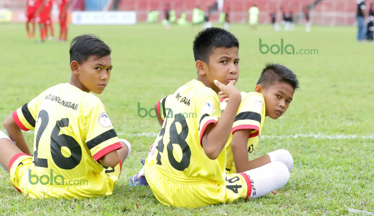 Anak-anak SSB Kota Padang bersantai sejenak sebelum beraksi pada ajang Irman gusman Cup 2016 diStadion Agus Salim, Padang, Minggu (13/3/2016). (Bola.com/Nicklas Hanoatubun)
