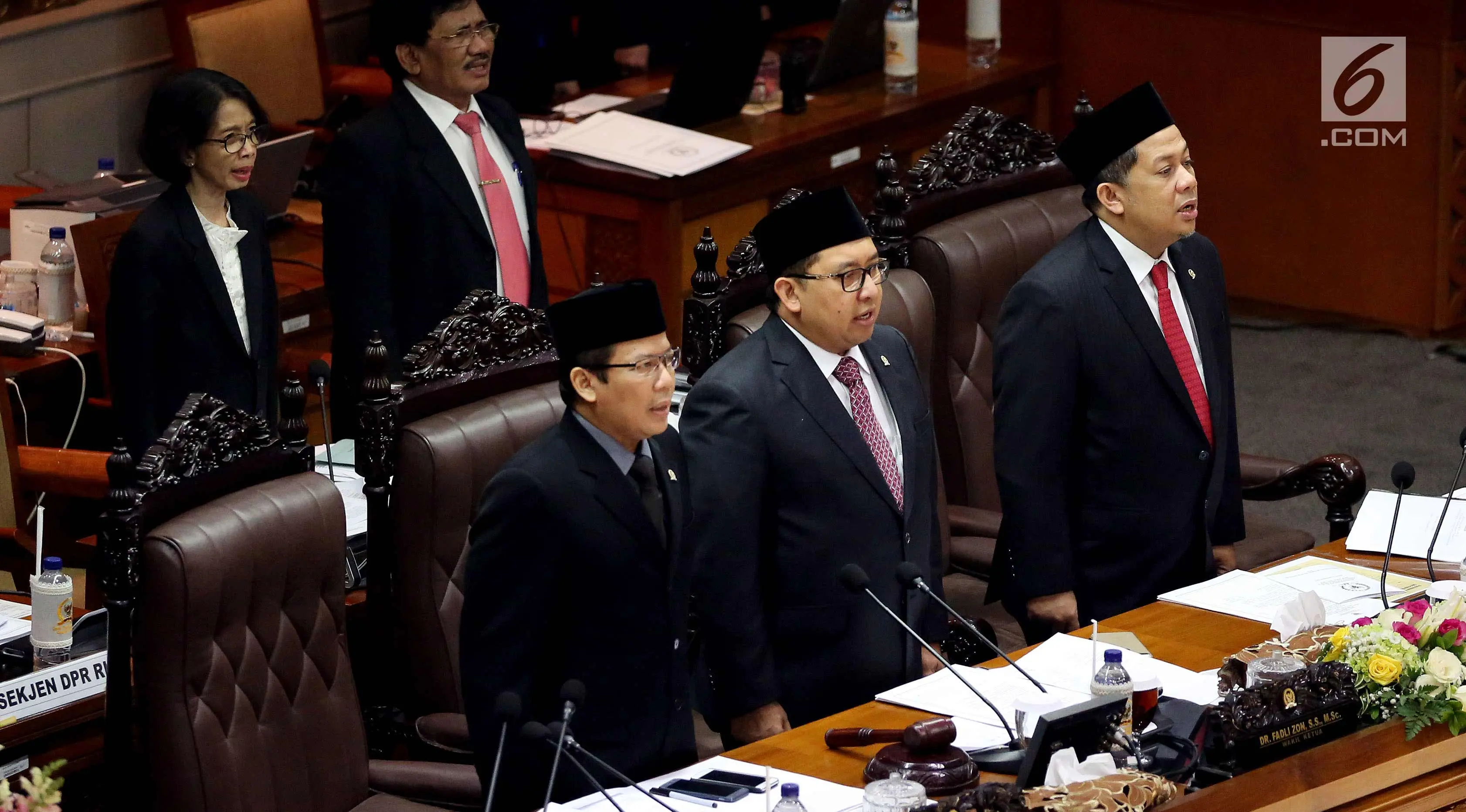 Wakil Ketua DPR Taufik Kurniawan (kiri), Fadli Zon (tengah) dan Fahri Hamzah saat memimpin rapat Paripurna ke 14 di Gedung Nusantara II DPR, Jakarta, Senin (11/12). (Liputan6.com/Johan Tallo)