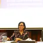 Menkeu Sri Mulyani Indrawati (kiri) saat memberikan pemaparan terkait perkembangan Tax Amnesty tahap I di Kemenkeu, Jakarta, Jumat (14/10). Kemenkeu berencana mendata jumlah PNS yang ada di Indonesia. (Liputan6.com/Angga Yuniar)