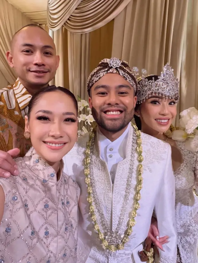 Gaya Berbatik Bunga Citra Lestari dan Tiko Aryawardhana Hadiri Kondangan Member Geng Aries