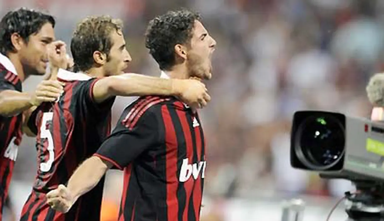 Striker AC Milan, Alexandre Pato (paling kanan) merayakan golnya bersama rekan-rekannya di partai Luigi Berlusconi Trophy antara AC Milan versus Juventus di San Siro, Milan, 17 Agustus 2009. AFP PHOTO/DAMIEN MEYER