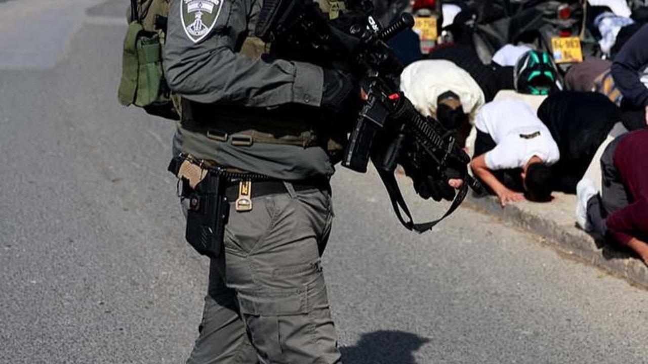 Sepanjang warga Palestina khusyuk melaksanakan salat Jumat, para polisi Israel yang ditugaskan tampak terus mondar-mandir melakukan pengawasan. REUTERS/Ammar Awad
