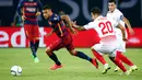 Bek Barcelona, Daniel Alves (kiri) berusaha melewati gelandang Sevilla, Vitolo pada pertandingan Piala Super Eropa 2015 di Stadion Boris Paichadze, Tbilisi, Georgia, (12/8/2015). Barcelona menang atas Sevilla dengan skor 5-4. (REUTERS/Grigory Dukor)