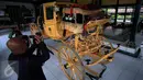 Awak media mengambil gambar kereta yang akan digunakan untuk prosesi kirab ageng jumeneng dalem Paku Alam X di Komplek Kadipaten Pakualaman Ngayogyakarta, DIY, Selasa (5/1). Jumeneng atau penobatan Paku Alam X digelar pada 7 Januari 2016. (Boy Harjanto)