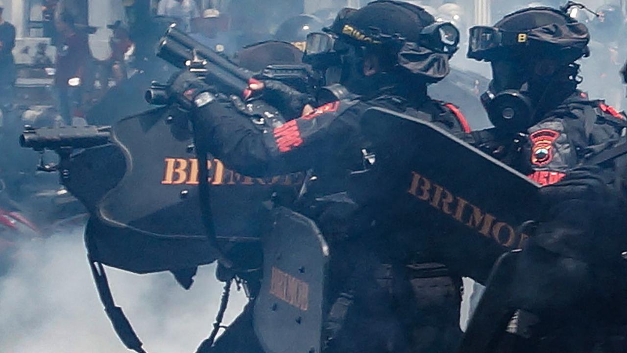 FOTO: Pati Bergejolak, 100 Ribu Massa Turun ke Jalan
