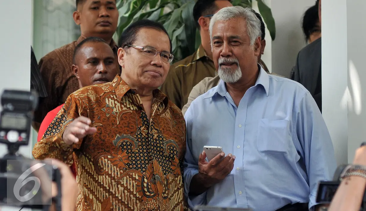 Mantan Perdana Mentri Timor Leste, Xanana Gusmao (Kanan) mendatangi kediaman Mentri Kemaritiman dan Sumber Daya Rizal Ramli (Kiri) terkait kerja sama bidang kemaritiman dalam hal illegal fishing, Jakarta, Minggu, (23/8/2015). (Liputan6.com/Johan Tallo)