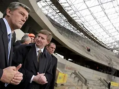 President of Ukraine Viktor Yushchenko (L) and President of FC Shakhtar, multi-millionaire Rinat Akhmetov (2L) visit the construction site of a stadium in the country&#039;s eastern industrial city of Donetsk on April 17, 2008. AFP PHOTO/MYKOLA LAZARENKO
