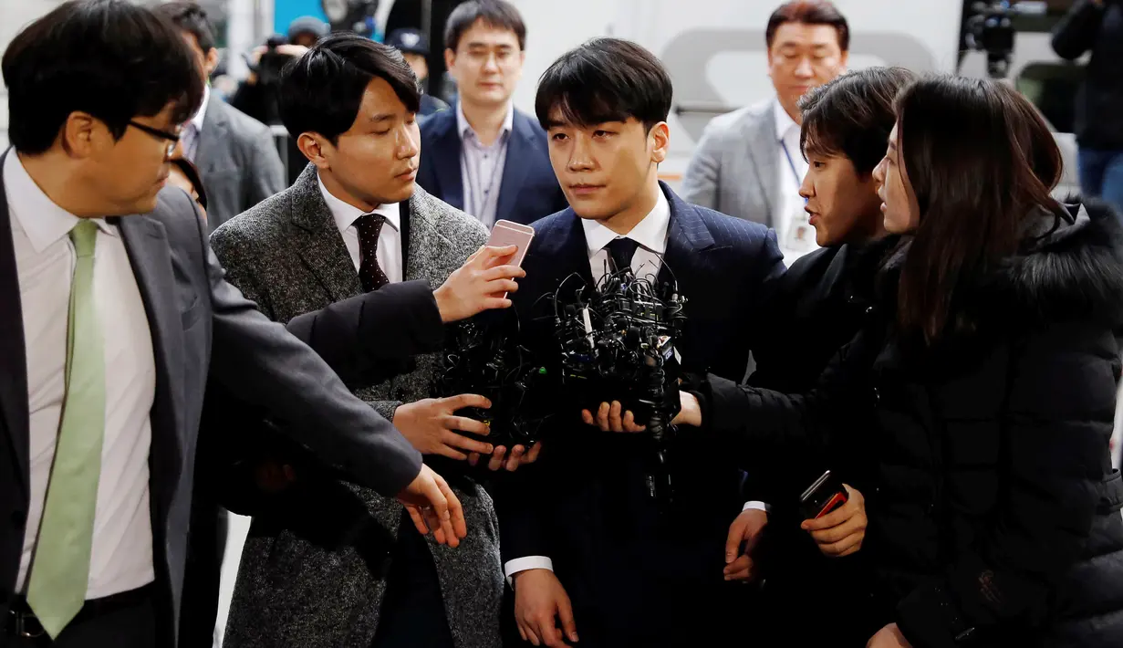 Kpop Idol, Seungri tiba untuk menjalani pemeriksaan di Kantor Polisi Metro Seoul, Kamis (14/3). Pihak polisi Korea Selatan memeriksa mantan personel Big Bang  tersebut dalam kasus dugaan suap layanan seksual. (REUTERS/Kim Hong-Ji)