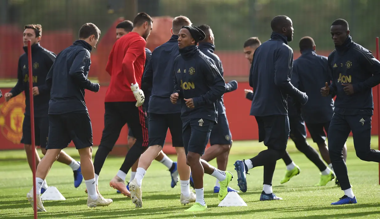 Pemain Manchester United (MU) saat berlatih di Aon Training Complex, Manchester, Inggris, Senin (22/10). MU akan menjamu Juventus di Grup H Liga Champions pada Selasa (23/10/2018) atau Rabu (24/10/2018) dini hari WIB. (Oli SCARFF/AFP)