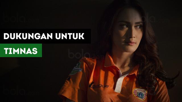 Berita video presenter olahraga cantik Intan Saumadina menyemangati Timnas Indonesia yang juga akan menghadapi Kamboja dalam laga uji coba.