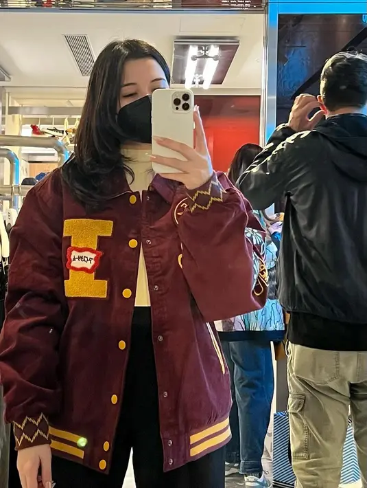 Oversized jacket menjadi gaya busana yang sangat comfy yet stylish. Kamu bisa meniru paduan ala Iris Wullur untuk menemani aktivitas harian.  [Foto: Instagram/ Iris Wullur]