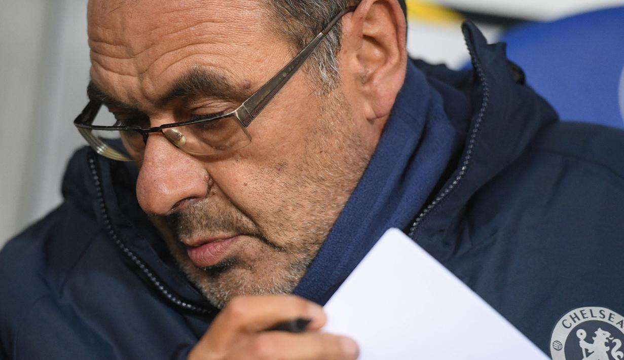 Pelatih Chelsea, Maurizio Sarii tampak tak puas melihat performa timnya saat mengalahkan BATE Borisov di laga lanjutan Grup L Liga Europa 2018/19 yang berlangsung di Stadion Borisov Arena (9/11). Chelsea menang 1-0 (AFP/Kirill Kudrayavsev)