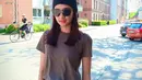 Meski hanya pakai kaos, penampilan Mikha Tambayong tetap terlihat stylish karena didukung dengan kacamata hitam yang dikenakannya. Kupluk warna biru dongker pun mendukung penampilan artis kelahiran 15 September 1994 ini jadi makin menarik. Cantik natural, pesona Mikha Tambayong banjir pujian. (Liputan6.com/IG/@miktambayong)