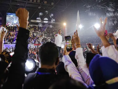 Anies Baswedan menyapa relawan pendukung dalam Koalisi Perubahan untuk Perbaikan yang hadir dalam acara akbar bertajuk Temu Kebangsaan Relawan Anies Baswedan di Jakarta, Minggu (21/5/2023). Acara ini sebagai bentuk dukungan Anies Baswedan dan partainya di Pilpres 2024. (Liputan6.com/Faizal Fanani)