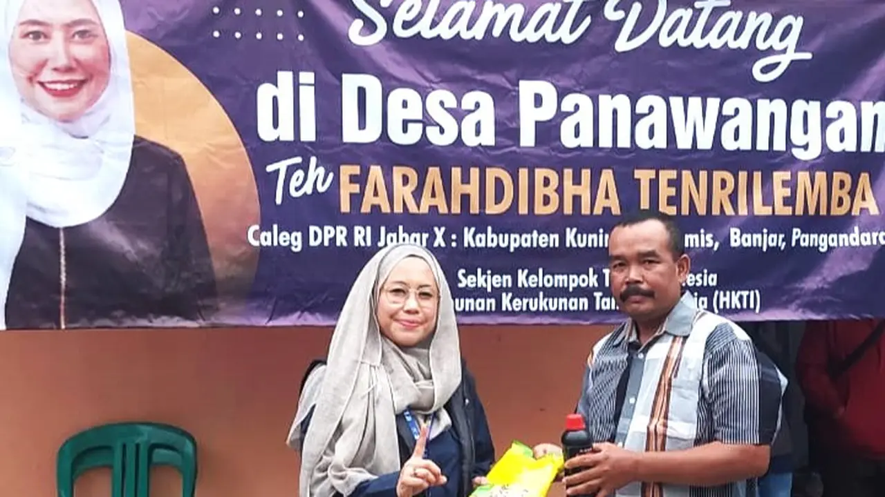 Sekjen DPP Wanita Tani Indonesia Farahdibha Tenrilemba menyerahkan bantuan pupuk ke petani Ciamis. (Istimewa)