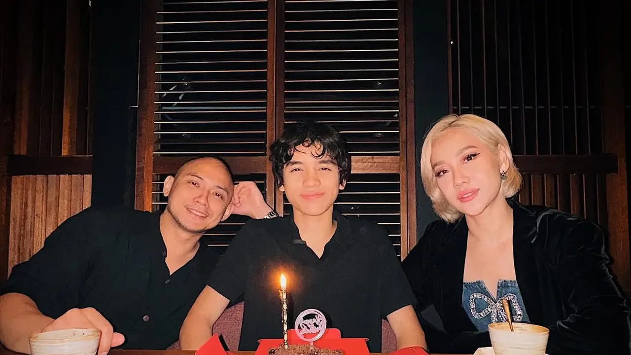 Bunga Citra Lestari dan Tiko Rayakan Ulang Tahun Noah Sinclair ke-15 dengan makan malam bersama. [@itsmebcl]
