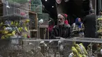 Penjual burung menunggu pelanggan di pasar burung di Kabul, Afghanistan, Selasa (16/11/2021). Pasar yang terletak di gang-gang sempit ini jadi tempat favorit bagi para pria Afghanistan untuk melepas stress. (AP Photo/Petros Giannakouris)