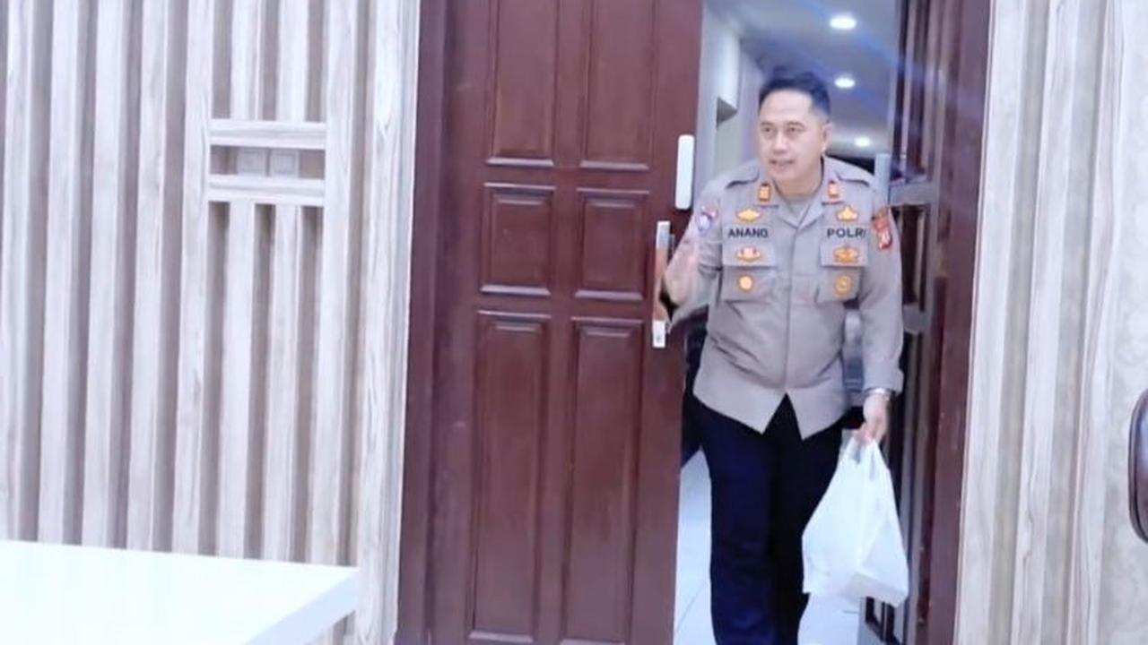 Sebelum rapat berakhir, anak buahnya mengetuk pintu.