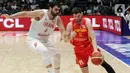 Pemain timnas basket Iran, Meisam Mirzaei (kiri) berusaha merebut bola dari pemain Spanyol, Dario Brizuela pada penyisihan Grup G FIBA World Cup 2023 di Indonesia Arena, Gelora Bung Karno, Jakarta, Rabu (30/8/2023). (Liputan6.com/Helmi Fithriansyah)