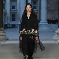 Penghormatan untuk Ratu Elizabeth II juga dilakukan di London Fashion Week (instagram/erdem)