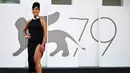 <p>Georgina Rodriguez berpose di karpet merah saat tiba di pemutaran perdana film 'Tar' selama Venice Film Festival ke-79 di Venesia, Italia (1/9/2022). Georgina Rodriguez tampil sangat berkaki panjang dalam gaun hitam backless dengan belahan paha yang berani dan glamor. (AFP/Marco Bertorello)</p>