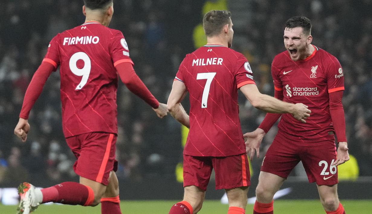 Liverpool akhirnya berhasil unggul pada babak kedua. Kali ini, Andrew Robertson (kanan) yang awalnya berkontribusi assist berhasil mencetak gol setelah meneruskan umpan dari Trent Alexander-Arnold lewat tandukannya. (AP/Frank Augstein)