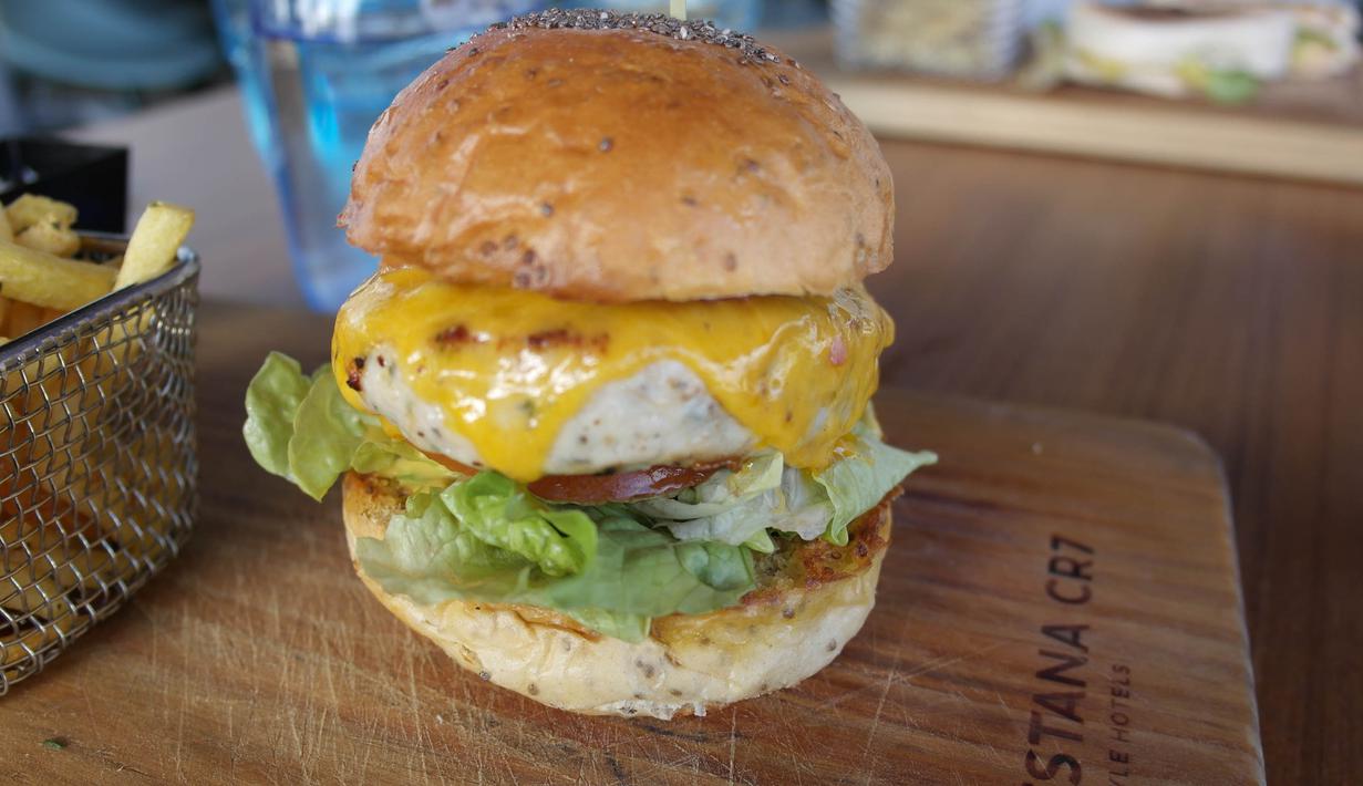 Burger bernama Kick-Off yang dicicipi jurnalis Bola.com di CR7 Corner Restaurant and Bar. Ronaldo membangun bisnis pariwisata itu di kota kelahirannya Funchal.  (Bola.com/Reza Khomaini)