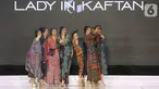 Model membawakan busana Lady in Kaftan pada Palembang Fashion Week di Palembang, Sabtu (07/3/2020). Pagelaran busana yang digelar pada 6-8 Maret menampilkan 20 desainer lokal dengan mengusung tema Young and Nature. (Liputan6.com/Fery Pradolo)