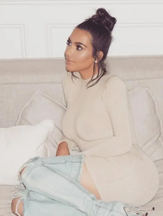 Setelah  dirinya mengalami musibah perampokan di Paris beberapa waktu lalu, dan berbagai kejadian lainnya, ini merupakan pertama kalinya Kim kembali bersosialisasi dengan media sosial.  (Instagram/kimkardashian)