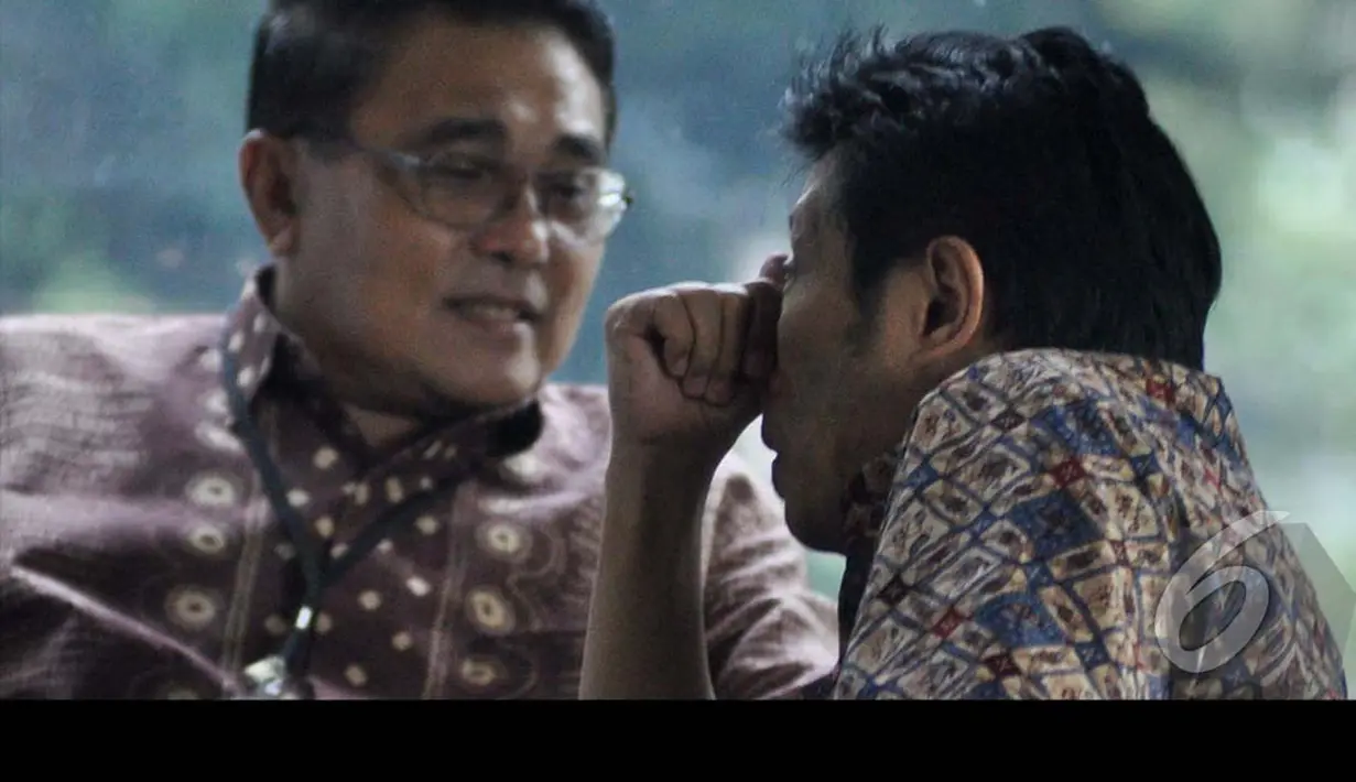 Mahfud Suroso tampak berdiskusi dengan seorang kawan saat di lobi KPK, Jakarta, Jumat (8/8/2014) (Liputan6.com/Miftahul Hayat)