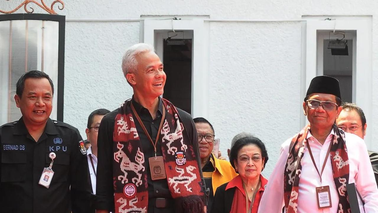 Tampak Ketua Umum PDIP, Megawati Soekarnoputri berjalan di belakang pasangan bacapres dan bacawapres Ganjar-Mahfud saat akan masuk ke dalam kantor KPU.